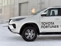 Защита переднего бампера d75х42 дуга Toyota Fortuner 2020- 