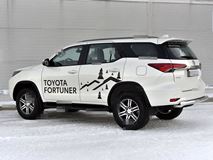 Защита заднего бампера d76 дуга Toyota Fortuner 2020- 